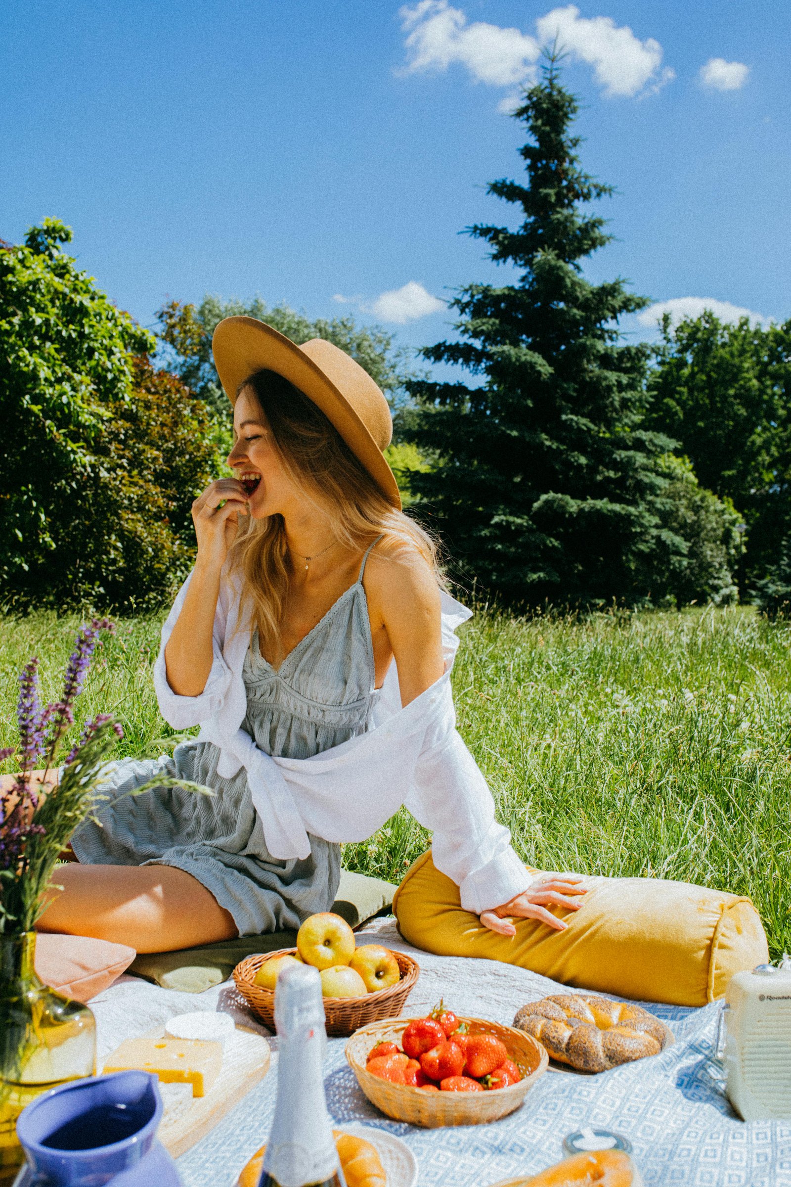 woman using mindfulness in eating